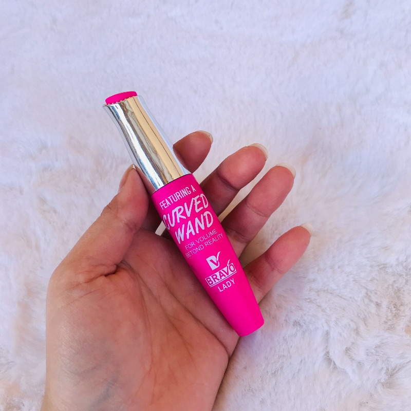 Curved wand mascara